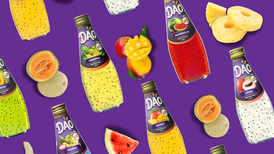 boissons Dao dans des bouteilles en verre 290ml avec les six saveurs différentes de jus et des fruits représentants les saveurs