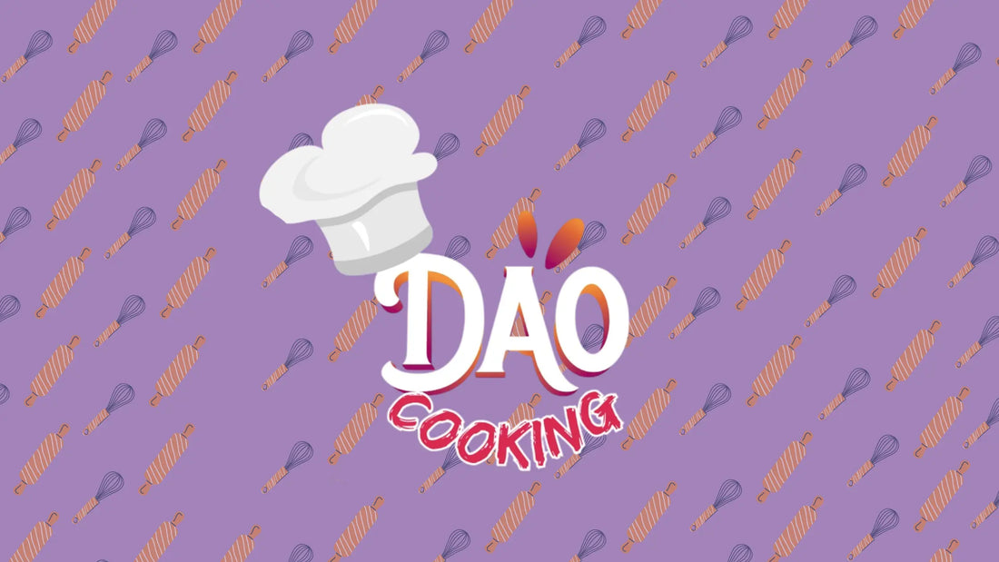 Logo Dao avec une toque de chef cuisinier. Ustensiles de cuisine en fond. Slogan : Dao cooking