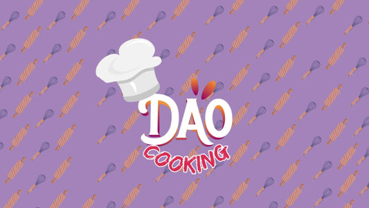 Logo Dao avec une toque de chef cuisinier. Ustensiles de cuisine en fond. Slogan : Dao cooking