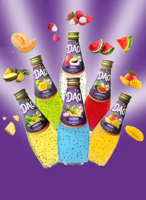 Bouteilles Dao avec ses six parfums différents : ananas, melon, cocktail, litchi, pastèque et mangue. Fruits autour des bouteilles de jus 